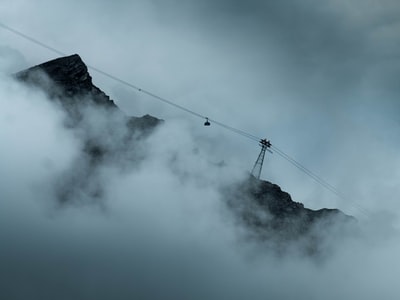 大雾笼罩的山岗和卫星哨所